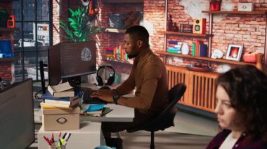 Girişim şirketi arka uç geliştiricisi uygulama düzeltme sorunları, veritabanları ve sunucu yapılandırması ile ilgileniyor. Ofiste performans ve ölçeklenebilirlik için yazılımı optimize eden adam, kamera A