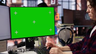 Bilgisayar bilimcisi, teknolojinin başlangıcında yapay zeka teknolojisiyle çalışan yeşil ekran bilgisayar kullanıyor. Ofiste yapay zeka sistemleri geliştiren bilişim uzmanı tarafından kullanılan krom anahtar bilgisayar monitörü, kapat