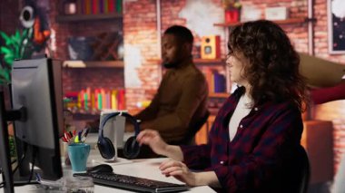 Girişim bilişim uzmanı müzik dinlerken şirketin güvenlik açığını arıyor. Kulaklık takan yazılım geliştirme ajansı teknisyeni PC, kamera B 'ye güçlendirilmiş kod yüklüyor.