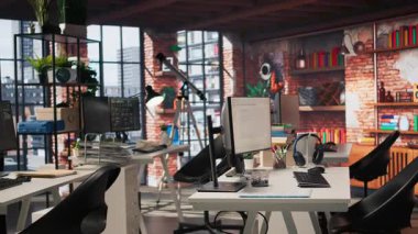 Farklı yazılım dillerinde PC hata ayıklama uygulamalarında çalışan programı olan boş başlangıç ofisi. İşyerindeki bilgisayarlarda kod testi ve kalite güvencesi yapılır, çekimde doli yapılır