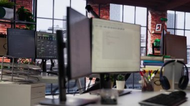 Boş IT başlangıç ofisinde bilgisayar uygulamaları inşa etmek için kullanılan programlama dillerini görüntülüyor. Yazılım geliştirme ajansındaki bilgisayar ekranı kod gösteriyor, sağ vuruşu taşıyor