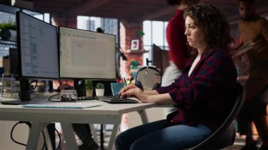 Hata düzeltme, potansiyel performans ve şirket yazılımıyla ilgili teknik sorunları saptamak için ayrıntılı kod incelemesi yapan bir başlangıç mühendisi. IT çalışanı hata ayıklama ve en iyi hale getirme kodu, kamera A