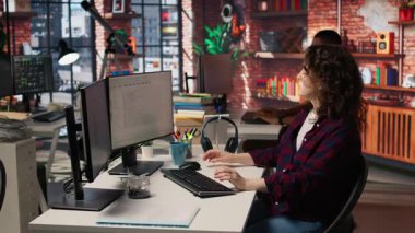 Girişim bilişim uzmanı müzik dinlerken şirketin güvenlik açığını arıyor. Kulaklık takan yazılım geliştirme ajansı teknisyeni PC, kamera A 'ya güçlendirilmiş kod yüklüyor.