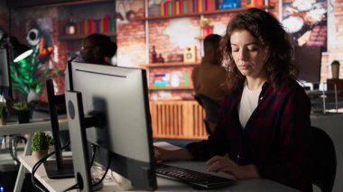 Başlangıçta gelişmiş yapay zeka algoritmasını kodlayan iyimser programcının portresi, otomasyonu geliştirmek için makine öğrenme modelleri geliştirmek. Neşeli kadın Silikon Vadisi ofisinde kodlama platformu kullanıyor, kamera A