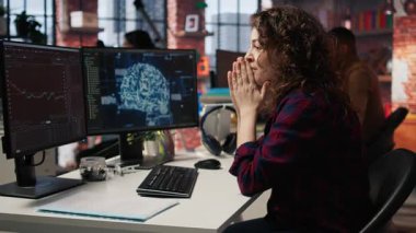 Girişim çalışanı borsaya başarıyla girdikten sonra şok oldu ve yüksek yatırım getirileri elde etti. Teknik girişim yöneticisi, öncü yazılım kamera A için fon sağladıktan sonra şaşırdı.