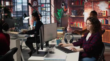 Şirket yazılımını test etmek ve darboğazları tanımlamak için meslektaşıyla işbirliği yapan bir girişimci. Mühendislerden oluşan bir ekip, hatalarını azaltmak için programlama dilinde temiz ve verimli kod yazıyor. Kamera A