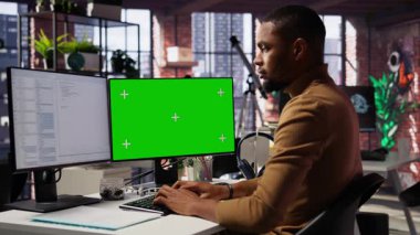 Başlangıçta yeşil ekran PC kullanarak şirketler için ölçeklenebilir çözümler geliştiren programcı kodlaması. Yapay zeka endüstrisi başlangıç teknisyeni kaldıraç makinası öğrenme teknolojisi model bilgisayar, kamera B