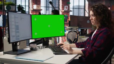 Yapay Zeka 'nın başlangıç ofisinde çalışan kadın bilgisayar kullanarak şirketler için ölçeklenebilir çözümler üretiyor. AI endüstri başlangıç teknisyeni kaldıraç makinası öğrenme teknolojisi yeşil ekran bilgisayarı, kamera A
