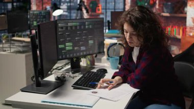 Teknik girişim sektörü İK çalışanı CV 'lere bakıyor, potansiyel iş başvuruları için yetenek ediniyor. Yazılım geliştirme adaylarının özgeçmişlerini okuyan kadın boş pozisyon, kamera A