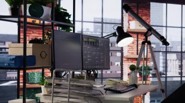 Başlangıçtaki ofis masasında programcılar tarafından yazılan programlama dillerini gösteren bilgisayar görüntüsü. Kod testi ve kalite güvencesi için kullanılan şirket çalışma alanındaki bilgisayarın görüntüsü