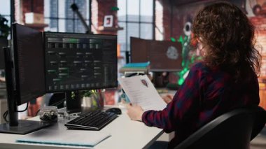 Teknoloji firması insan kaynakları çalışanı iş fırsatı için adayları analiz ediyor, yetenekleri belirlemek için özgeçmişleri gözden geçiriyor. Silikon Vadisi şirketi pozisyonu, kamera A için kadın taraması