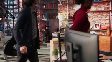 Başvuru hatalarını düzeltmeye çalışan sinirli bir adam işe başlama masasını yumrukluyor. Yazılım geliştirme ajansı, kamera A 'da kodlama yaparken bilgisayar hatalarından rahatsız olan programcı