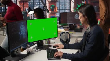 Baş teknik görevli yazılım geliştirme hizmetleri sağlayan yapay zeka teknolojisi şirketinde bilgisayar kullanıyor. Başlangıç bilişim uzmanı yeşil ekran PC, kamera A üzerindeki kodlama sürecini düzenlemek için yapay zeka kullanır