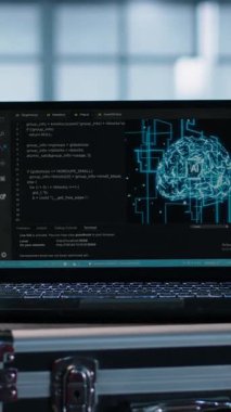 Yapay zeka teknolojisi kullanan veri merkezi yöneticileri tarafından kullanılan dikey video dizüstü bilgisayar, el kamerası görüntüsü. Sunucu çiftlik çalışanları tarafından kullanılan dizüstü bilgisayardaki yapay zeka programlama dili, kamera A
