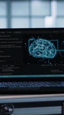 Dikey video yapay zeka teknolojisi veri merkezinde dizüstü bilgisayarda kodlanıyor ve programcılar arka planda makine öğrenme modelleri kullanıyorlar. AI IT uzmanları tarafından kullanılan not defteri, kamera A yakın plan