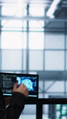 Veri merkezindeki dikey video yazılım geliştiricileri, depolama hacmini optimize etmek için tablet üzerinde yapay zeka teknolojisi kullanıyorlar. Bilgi teknolojileri uzmanları sunucu merkezi tesisinde yapay zeka kullanarak kusursuz olmasını sağlıyorlar.