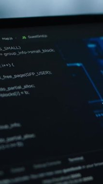 Dikey Veri Merkezi teknisyeni savunmasızlığı önlemek için tablet üzerinde yapay zeka kullanıyor. Çalışan güvenlik duvarı kurallarını gözden geçirmek için aygıt kullanıyor, yapay zeka siber güvenlik protokollerini uyguluyor, kamera A