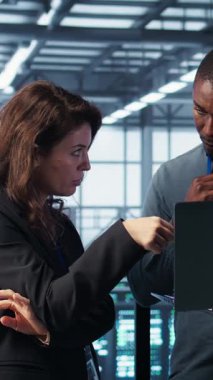 Veritabanı çalışma alanı kodlamasında dikey video geliştiriciler dizüstü bilgisayarda, ölçümleri analiz ediyorlar, depolama hacmini optimize ediyorlar. Bilgi işlem uzmanları sunucu odasında dizüstü bilgisayar kullanarak sorunsuz bir şekilde çalışırlar.