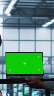 Veri merkezindeki dikey video teknisyenleri afet kurtarma planlarını geliştirmek için yeşil ekran model dizüstü bilgisayar kullanıyorlar. Bilgi İşlem uzmanları sunucu çiftliği testlerinde krom anahtar cihazı üzerindeki senaryolar üzerinde başarısız oldular.