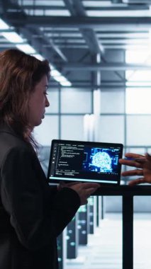 Veri merkezindeki dikey video yazılım geliştiricileri, depolama hacmini optimize etmek için tablet üzerinde yapay zeka teknolojisi kullanıyorlar. Bilgi teknolojileri uzmanları sunucu merkezi tesisinde yapay zeka kullanarak kusursuz olmasını sağlıyorlar.