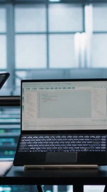 Bilgisayarda yapay zeka teknolojisi kullanan dikey video programcıları ve veri merkezinde makine öğrenme modelleri kullanan tabletler. Sunucu çiftliği ve kamera A 'da yapay zeka bilişim uzmanları tarafından kullanılan aygıtlar.