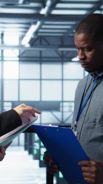 Dikey Veri Merkezi ekibi sunucu odasındaki evrak dosyalarını inceleyip sistem teşhislerini inceliyor. Sunucu odası çalışanları bakım çizelgelerini ve siber güvenlik protokollerini inceliyor. Kamera B