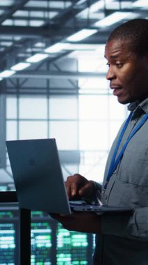 Veri merkezinde dizüstü bilgisayar kullanan dikey video sistemi yöneticileri, sunucu viralizasyonunu yönetiyorlar. Sunucu çiftliğinde dizüstü bilgisayar kullanan bilişim uzmanları, uzun vadeli altyapı güvenilirliğini sürdürüyorlar