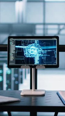 Bilgi işlem uzmanlarından oluşan dikey video ekibi veri merkezinin kontrol belgelerini inceliyor, tabletteki yapay zeka teknolojisini kullanıyor. Sunucu çiftliğinde iş birliği yapan meslektaşlar, sunucu kullanarak belge okuma,