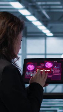 Dikey Veri Merkezi mühendisleri virüs istilasını kontrol altına almak için çabalıyor, sunucuları güvence altına almak için çalışıyorlar. Sunucu çiftliği çalışanları, hacker saldırıları tespit etti. Tablet, mücadele, kamera A