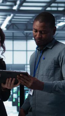 Veri merkezindeki dikey bilgisayar bilimcileri felaket kurtarma planlarını geliştirmek için tablet kullanıyorlar. Sunucu çiftliğindeki bilişim uzmanları tartışırken, senaryolardaki başarısızlıkları test ederken, verileri korurken