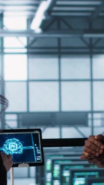 Veri merkezindeki mühendislerden oluşan dikey video ekibi yapay zeka entegre eden otomasyon araçlarıyla bakım yapıyorlar. Sunucu odasında çalışan takım arkadaşları yapay zeka ve kamera A 'yı kullanıyorlar.