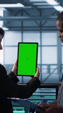 Veri merkezindeki dikey video teknisyenleri yeşil ekran tableti kullanarak donanım teşhislerini gözden geçiriyorlar. IT çalışanları sunucu ayarlarını modelleme aygıtı kullanarak ayarlıyor, yazılım güncellemeleri uyguluyor, kamera