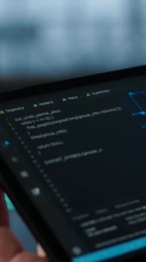 Tablette yapay zeka kullanarak veri merkezindeki dikey video programcısı süper bilgisayarların uyum gereksinimlerini doğruluyor. Sunucu merkezi çalışanı, kaynak kullanımını en uygun hale getirmek için aygıt, kamera A 'yı kullanın.