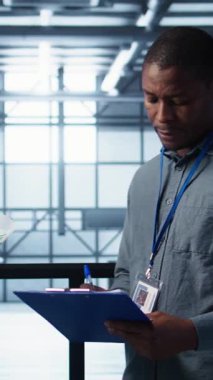 Dikey Veri Merkezi ekibi yüksek teknoloji sunucu odasındaki evrak dosyalarını inceliyor, kritik sistem raporlarını ve güvenlik protokollerini analiz ediyor. Mali belgelere bakan sunucu odası yöneticileri