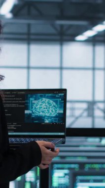 Veri merkezi yazılım geliştiricileri tarafından kullanılan dikey video yapay zeka teknolojisi ekipman teşhislerini inceliyor. Yapay zeka kullanarak dizüstü bilgisayarda kodlama yapan programcılar, sunucu çiftlik yapılandırmalarını ayarlıyorlar