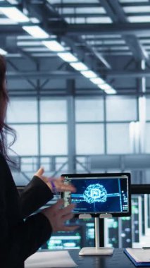 Veri merkezindeki mühendislerden oluşan dikey video ekibi yapay zeka entegre eden otomasyon araçlarıyla bakım yapıyorlar. Sunucu odasında çalışan takım arkadaşları yapay zeka ve B kamerasıyla