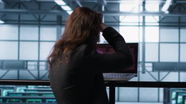 Kadın veri merkezinin hackerlar tarafından saldırıya uğradığını görünce panikledi. Sunucu çiftliğindeki teknisyen laptop ekranında hata gördü, virüs istilasını kontrol altına almak için mücadele ediyor, kamera A