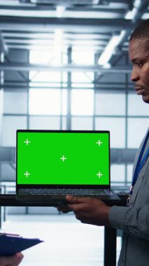 Veritabanında dikey video mühendisliği ekibi yeşil ekran dizüstü bilgisayar kullanıyor, öngörücü analitik betikler uyguluyor, ekipman sağlığını gözden geçiriyor, sistem parametrelerini ayarlıyor, bakım koordinasyonunu sağlıyor