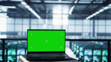 Veri merkezi mühendislerinin önündeki yeşil ekran dizüstü bilgisayarı bulanık arkaplan mühendisleri enerji kullanımını ayarlıyor, sunucuların yapılandırılmasını denetliyor, sürdürülebilir altyapıyı destekliyor, kamera B
