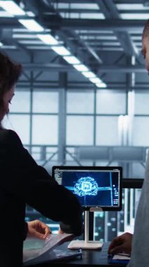 Dosyaları gözden geçirmek, anlaşmayı tamamladıktan sonra el sıkışmak için veri merkezindeki istemciyle dikey video yöneticisi buluşması. Sunucu odası denetleyicisi, belgeleri kontrol ettikten sonra müşteri ile anlaşmaya varıyor