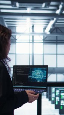 Veri merkezi yazılım geliştiricileri tarafından kullanılan dikey video yapay zeka teknolojisi ekipman teşhislerini inceliyor. Yapay zeka kullanarak dizüstü bilgisayarda kodlama yapan programcılar, sunucu çiftlik yapılandırmalarını ayarlıyorlar