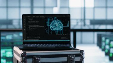 Yapay zeka teknolojisi kullanan veri merkezi yöneticileri tarafından kullanılan dizüstü bilgisayar, el kamerası görüntüsü. Sunucu çiftlik çalışanları tarafından kullanılan dizüstü bilgisayardaki yapay zeka programlama dili, kamera A, kapat