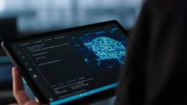 Veri merkezindeki programcı tablette yapay zeka kullanarak süper bilgisayarların uyum şartlarını onaylıyor. Sunucu merkezi çalışanı, kaynak kullanımını en uygun hale getirmek için aygıt, kamera A 'yı kullanın.