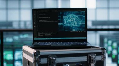 Veri merkezi mühendislerinin önünde suni zeka araçları yerleştiren bir dizüstü bilgisayar. Not defterindeki yapay zeka kodlaması sunucu kümelerini inceleyen teknisyenlerin yanında.