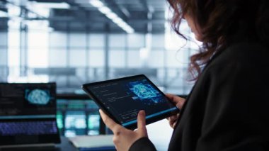 Yapay zeka entegre edilmiş otomasyon araçlarıyla veri merkezinde mühendis. Sunucu odasının sürekli güncellenmesini sağlayan işçiler yapay zeka kullanıyor, veri akışını yönetiyor, kamera B