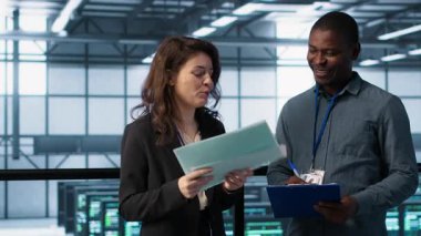 Veri merkezindeki bilişim uzmanları raporları ve dosyaları inceliyor, ağ performans ölçümleri ve güvenlik günlükleri karşılaştırılıyor. Sunucu odası çalışanları kesintileri önlemek için sorun çekiyorlar, kamera A