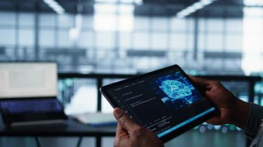 Veri merkezindeki programcı, yapay zeka teknolojisini tablette kullanıyor, ekipman arızası senaryolarını test ediyor. Sunucu çiftliği bilişim uzmanı aygıt üzerinde yapay zeka kullanıyor, veri erişiminin sağlanması, B kamerasının kapatılması