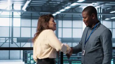 Veri merkezinde toplanan neşeli yöneticiler raporları ve dosyaları inceleyip tokalaşıyorlar. Sunucu odası çalışanı iş arkadaşını selamlıyor, arayı kapatmak için sorun atışı yapıyor, kamera A