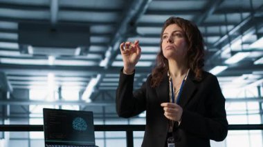 Yüksek teknoloji yapay zeka veri merkezindeki teknisyenler hologram görselleştirmesine bakıyor. AR yapay zeka teknolojisi ve kamera A kullanarak sunucu odası donanımı sağlama almaya çalışan programcı.