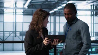 Veri merkezindeki bilgisayar bilimcileri felaket kurtarma planlarını geliştirmek için tablet kullanıyorlar. Sunucu çiftliğindeki bilişim uzmanları arıza senaryolarını tartışıyor, test ediyor, bozulmalar sırasında verileri koruyor, kamera A